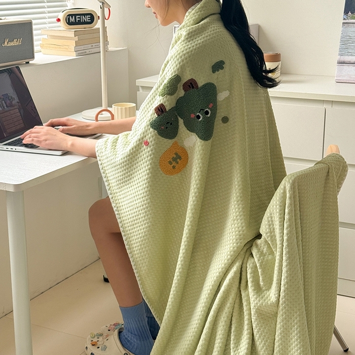 91家纺网 家纺一手货源 找家纺 艾佳2025新款卡通绣花款小华夫格毛毯毯子 华夫毯-绿森林