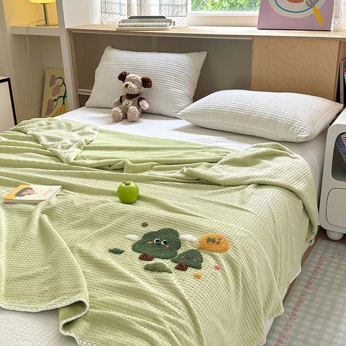 91家纺网 家纺一手货源 找家纺 艾佳2025新款卡通绣花款小华夫格毛毯毯子 华夫毯-绿森林