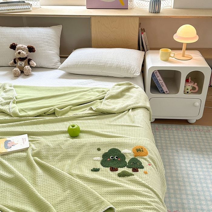 91家纺网 家纺一手货源 找家纺 艾佳2025新款卡通绣花款小华夫格毛毯毯子 华夫毯-绿森林