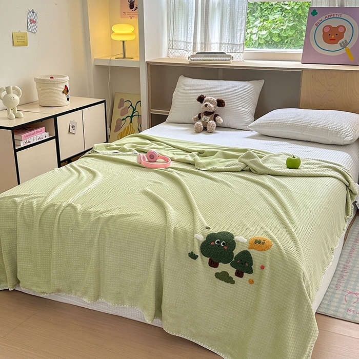 91家纺网 家纺一手货源 找家纺 艾佳2025新款卡通绣花款小华夫格毛毯毯子 华夫毯-绿森林