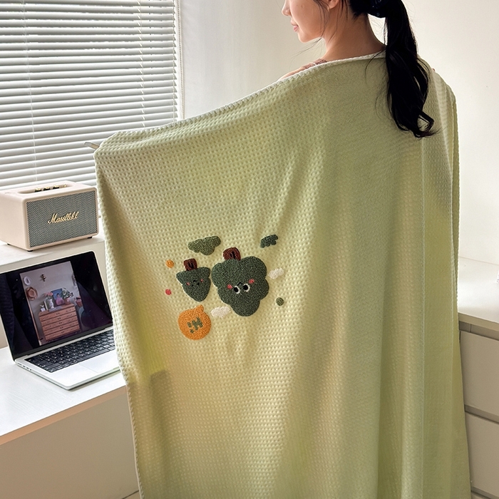 91家纺网 家纺一手货源 找家纺 艾佳2025新款卡通绣花款小华夫格毛毯毯子 华夫毯-绿森林