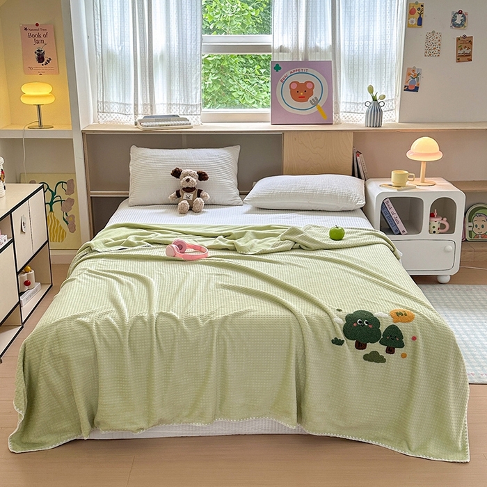 91家纺网 家纺一手货源 找家纺 艾佳2025新款卡通绣花款小华夫格毛毯毯子 华夫毯-绿森林