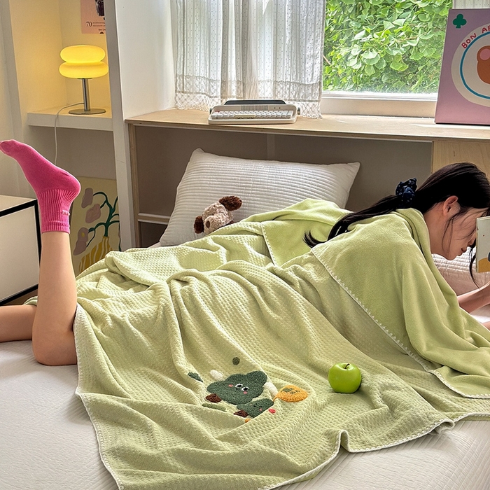 91家纺网 家纺一手货源 找家纺 艾佳2025新款卡通绣花款小华夫格毛毯毯子 华夫毯-绿森林