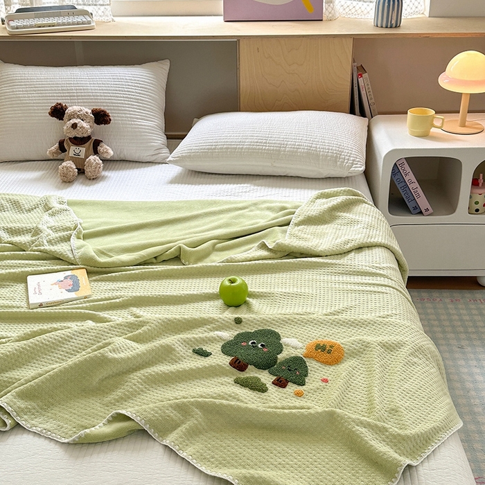 91家纺网 家纺一手货源 找家纺 艾佳2025新款卡通绣花款小华夫格毛毯毯子 华夫毯-绿森林