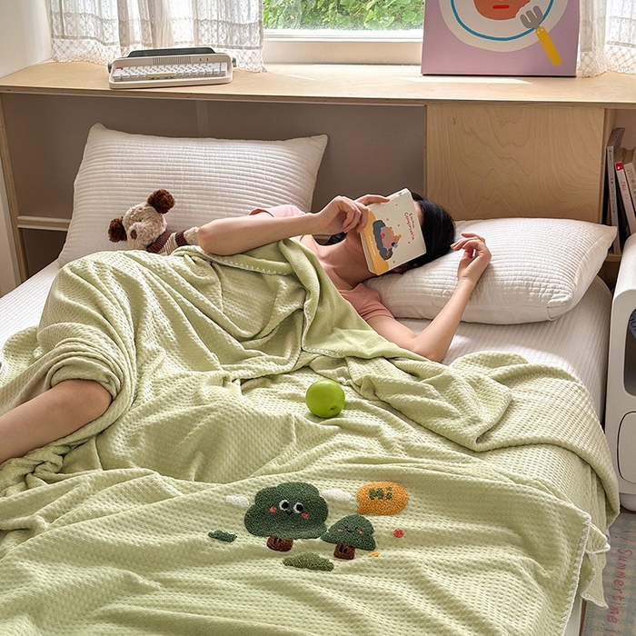 91家纺网 家纺一手货源 找家纺 艾佳2025新款卡通绣花款小华夫格毛毯毯子 华夫毯-绿森林