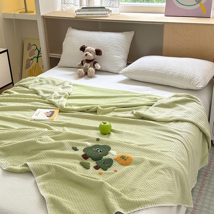 91家纺网 家纺一手货源 找家纺 艾佳2025新款卡通绣花款小华夫格毛毯毯子 华夫毯-绿森林