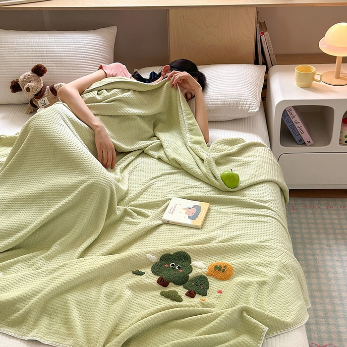 91家纺网 家纺一手货源 找家纺 艾佳2025新款卡通绣花款小华夫格毛毯毯子 华夫毯-绿森林