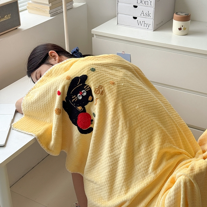 91家纺网 家纺一手货源 找家纺 艾佳2025新款卡通绣花款小华夫格毛毯毯子 华夫毯-苹果猫咪黄
