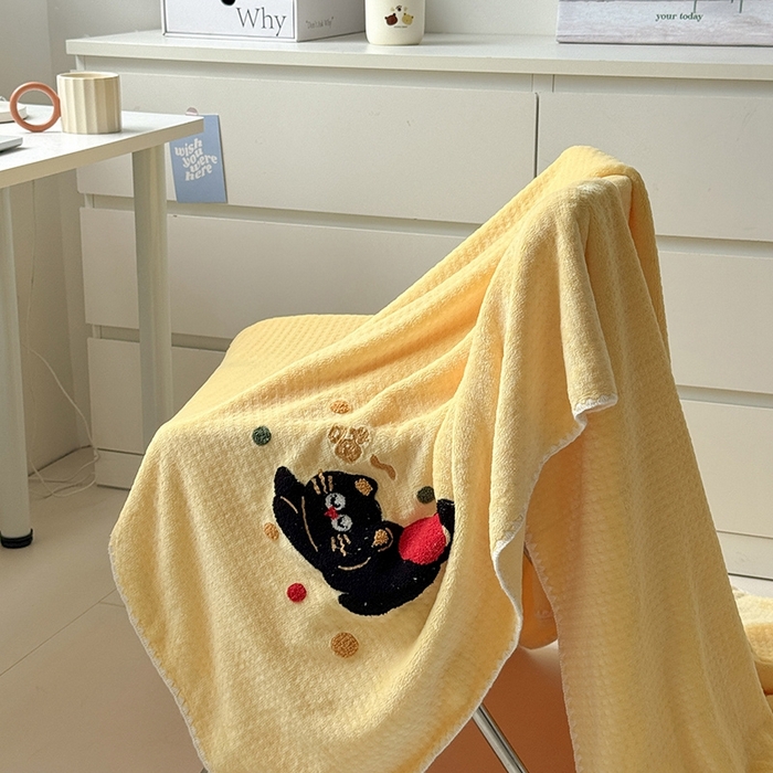 91家纺网 家纺一手货源 找家纺 艾佳2025新款卡通绣花款小华夫格毛毯毯子 华夫毯-苹果猫咪黄