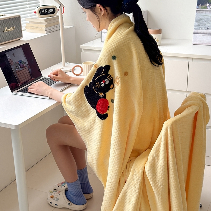 91家纺网 家纺一手货源 找家纺 艾佳2025新款卡通绣花款小华夫格毛毯毯子 华夫毯-苹果猫咪黄