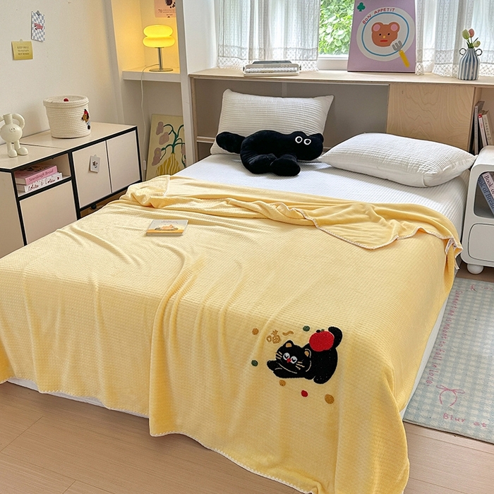 91家纺网 家纺一手货源 找家纺 艾佳2025新款卡通绣花款小华夫格毛毯毯子 华夫毯-苹果猫咪黄