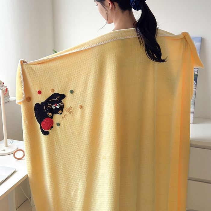 91家纺网 家纺一手货源 找家纺 艾佳2025新款卡通绣花款小华夫格毛毯毯子 华夫毯-苹果猫咪黄