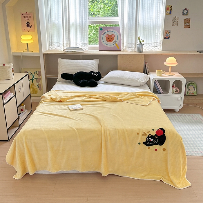 91家纺网 家纺一手货源 找家纺 艾佳2025新款卡通绣花款小华夫格毛毯毯子 华夫毯-苹果猫咪黄