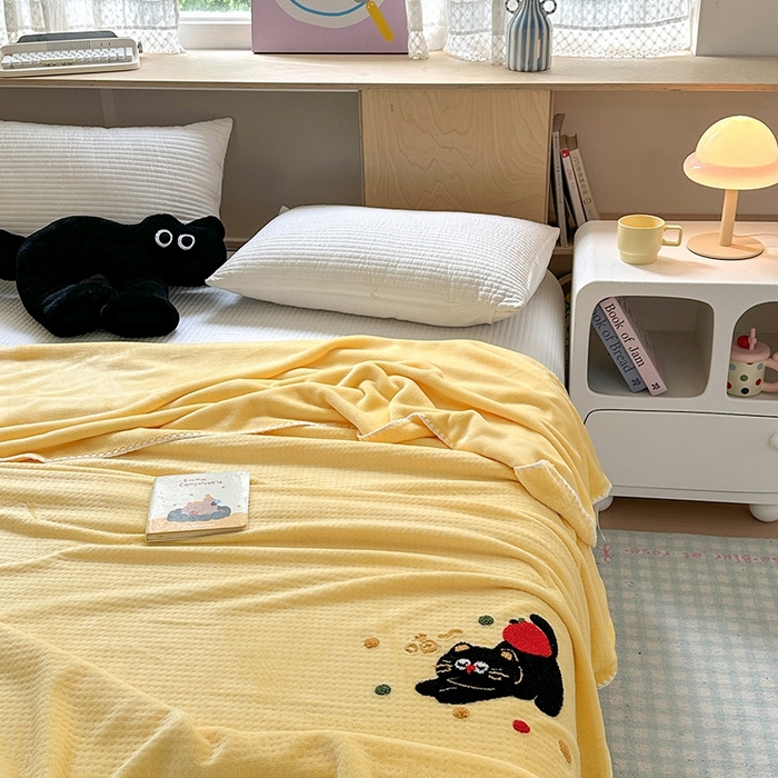 91家纺网 家纺一手货源 找家纺 艾佳2025新款卡通绣花款小华夫格毛毯毯子 华夫毯-苹果猫咪黄