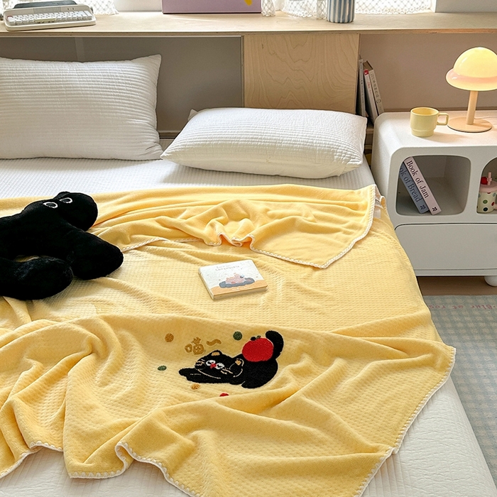 91家纺网 家纺一手货源 找家纺 艾佳2025新款卡通绣花款小华夫格毛毯毯子 华夫毯-苹果猫咪黄