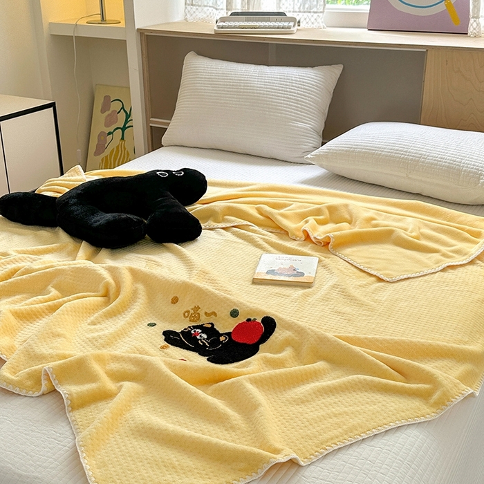 91家纺网 家纺一手货源 找家纺 艾佳2025新款卡通绣花款小华夫格毛毯毯子 华夫毯-苹果猫咪黄