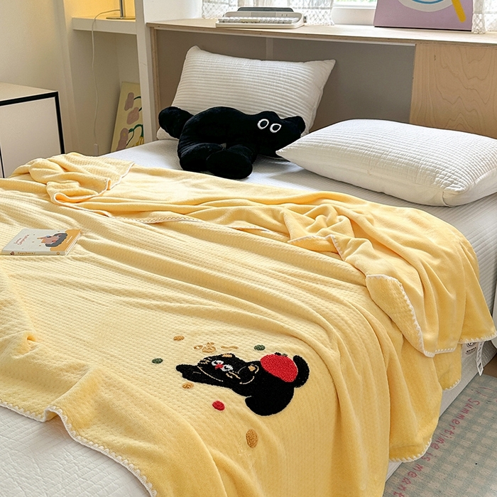91家纺网 家纺一手货源 找家纺 艾佳2025新款卡通绣花款小华夫格毛毯毯子 华夫毯-苹果猫咪黄