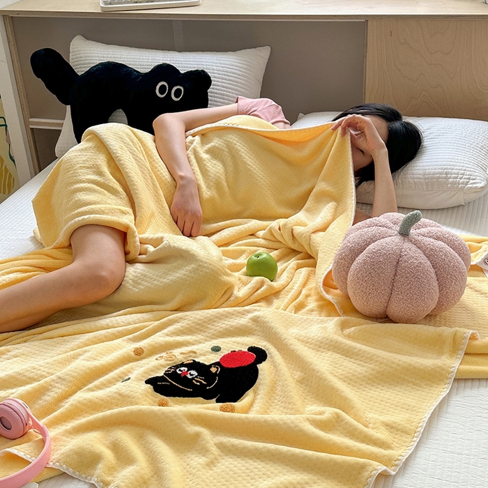 91家纺网 家纺一手货源 找家纺 艾佳2025新款卡通绣花款小华夫格毛毯毯子 华夫毯-苹果猫咪黄