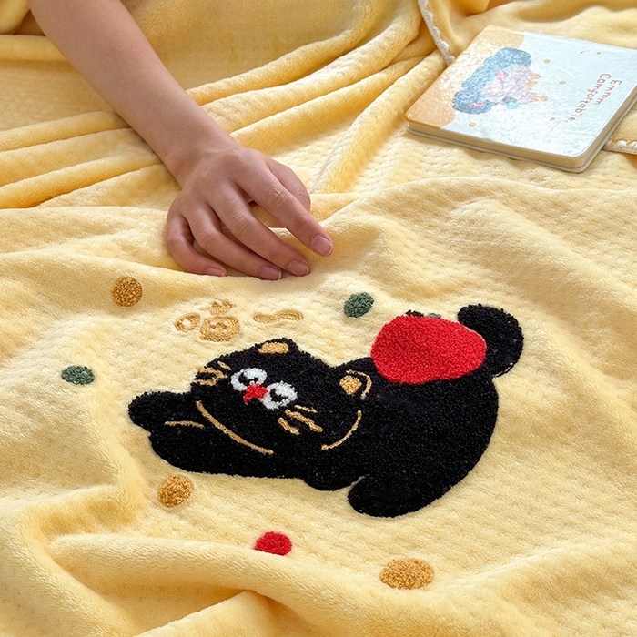 91家纺网 家纺一手货源 找家纺 艾佳2025新款卡通绣花款小华夫格毛毯毯子 华夫毯-苹果猫咪黄