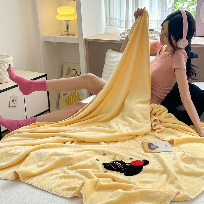 91家纺网 家纺一手货源 找家纺 艾佳2025新款卡通绣花款小华夫格毛毯毯子 华夫毯-苹果猫咪黄