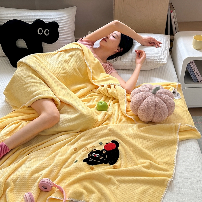 91家纺网 家纺一手货源 找家纺 艾佳2025新款卡通绣花款小华夫格毛毯毯子 华夫毯-苹果猫咪黄