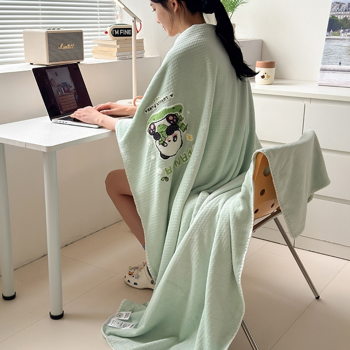 91家纺网 家纺一手货源 找家纺 艾佳2025新款卡通绣花款小华夫格毛毯毯子 华夫毯-熊猫仔