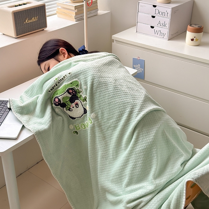 91家纺网 家纺一手货源 找家纺 艾佳2025新款卡通绣花款小华夫格毛毯毯子 华夫毯-熊猫仔