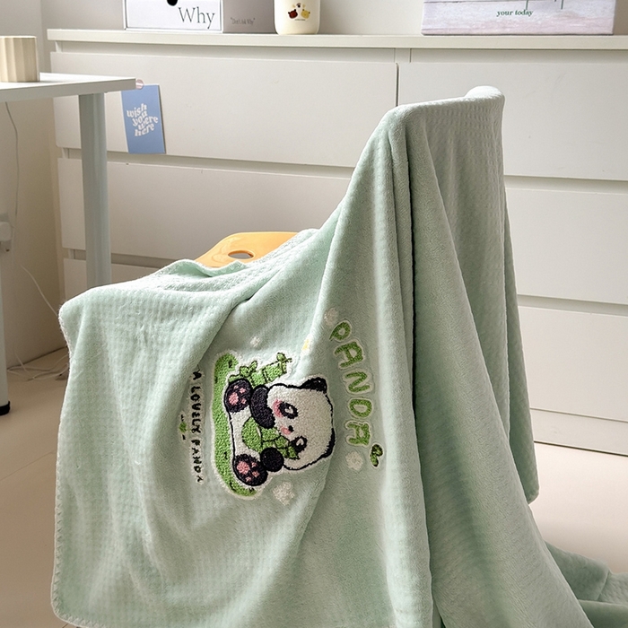 91家纺网 家纺一手货源 找家纺 艾佳2025新款卡通绣花款小华夫格毛毯毯子 华夫毯-熊猫仔