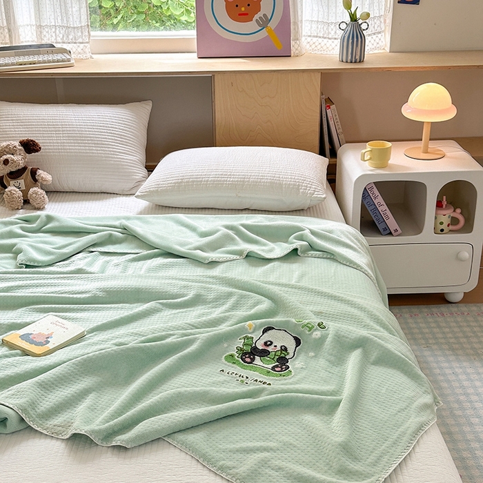 91家纺网 家纺一手货源 找家纺 艾佳2025新款卡通绣花款小华夫格毛毯毯子 华夫毯-熊猫仔