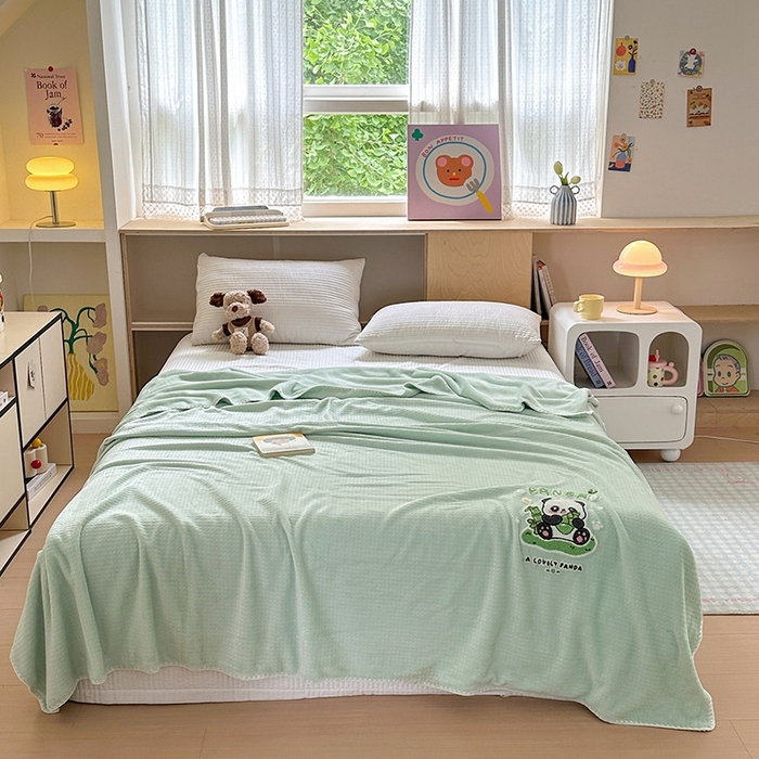 91家纺网 家纺一手货源 找家纺 艾佳2025新款卡通绣花款小华夫格毛毯毯子 华夫毯-熊猫仔