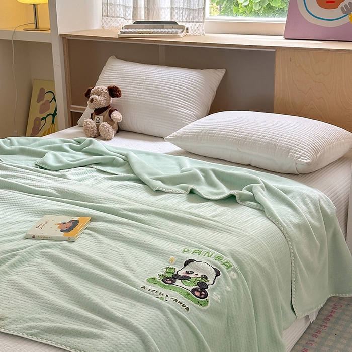 91家纺网 家纺一手货源 找家纺 艾佳2025新款卡通绣花款小华夫格毛毯毯子 华夫毯-熊猫仔