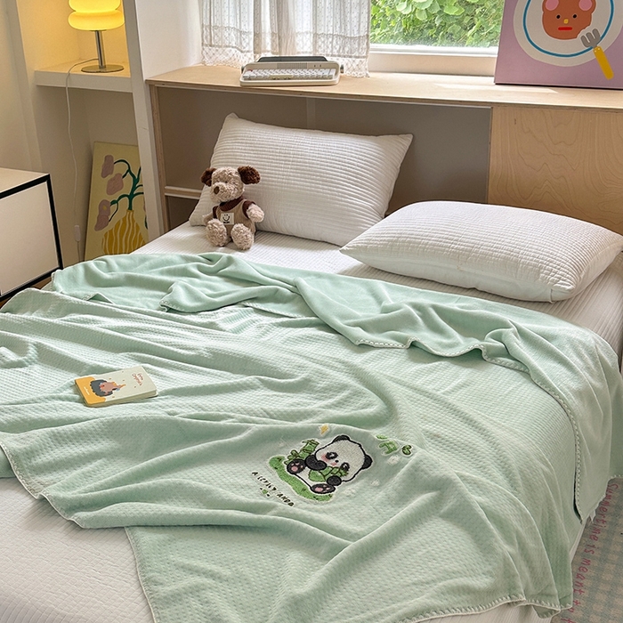 91家纺网 家纺一手货源 找家纺 艾佳2025新款卡通绣花款小华夫格毛毯毯子 华夫毯-熊猫仔