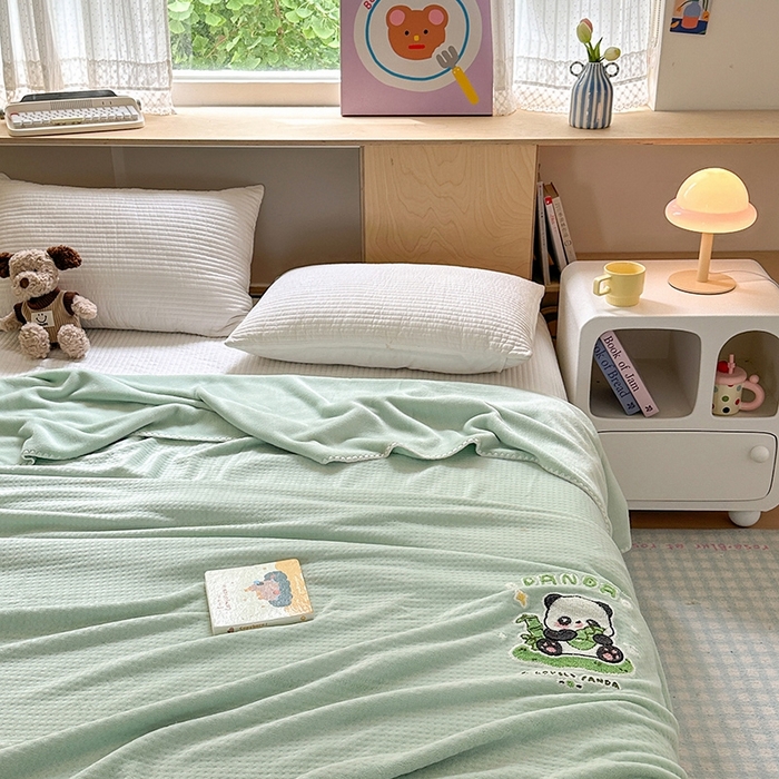 91家纺网 家纺一手货源 找家纺 艾佳2025新款卡通绣花款小华夫格毛毯毯子 华夫毯-熊猫仔