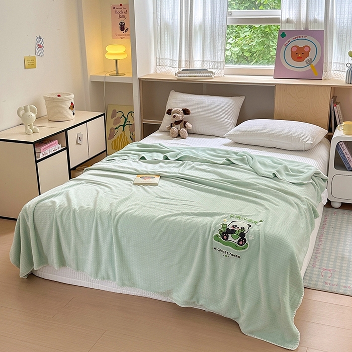 91家纺网 家纺一手货源 找家纺 艾佳2025新款卡通绣花款小华夫格毛毯毯子 华夫毯-熊猫仔