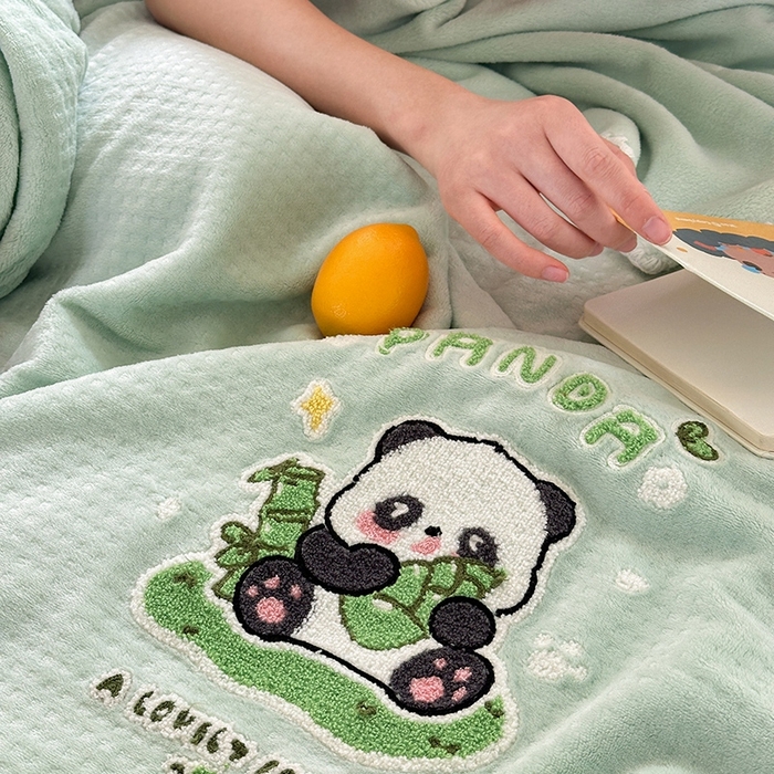 91家纺网 家纺一手货源 找家纺 艾佳2025新款卡通绣花款小华夫格毛毯毯子 华夫毯-熊猫仔