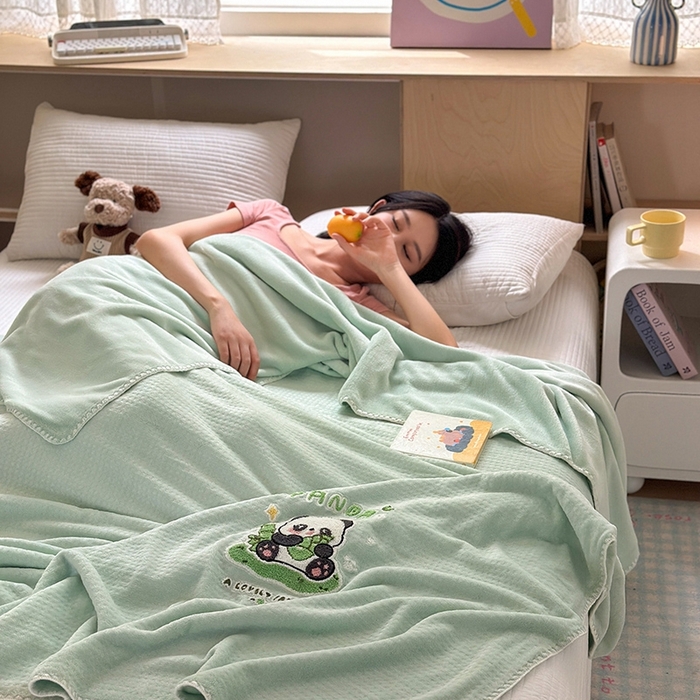 91家纺网 家纺一手货源 找家纺 艾佳2025新款卡通绣花款小华夫格毛毯毯子 华夫毯-熊猫仔