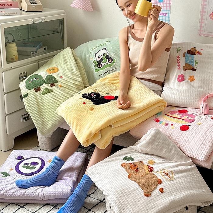 91家纺网 家纺一手货源 找家纺 艾佳2025新款卡通绣花款小华夫格毛毯毯子 组合