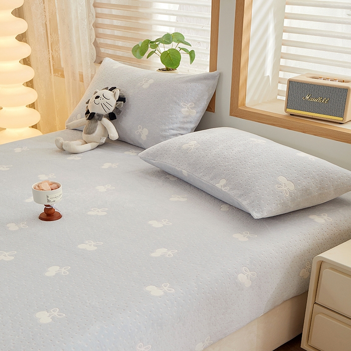 91家纺网 家纺一手货源 找家纺 楼兰公主 2025新款雕花绒床笠 蓝绒蝶梦