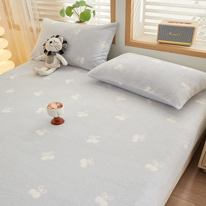 91家纺网 家纺一手货源 找家纺 楼兰公主 2025新款雕花绒床笠 蓝绒蝶梦