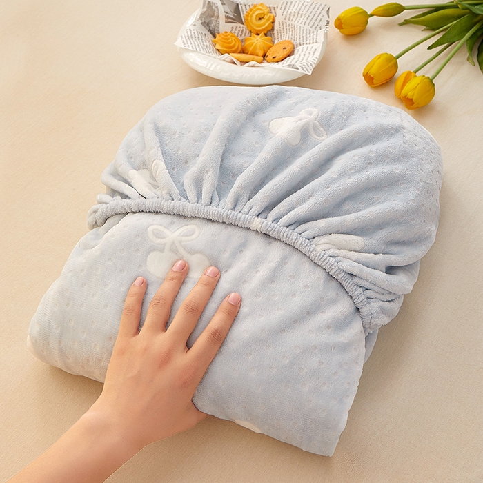 91家纺网 家纺一手货源 找家纺 楼兰公主 2025新款雕花绒床笠 蓝绒蝶梦