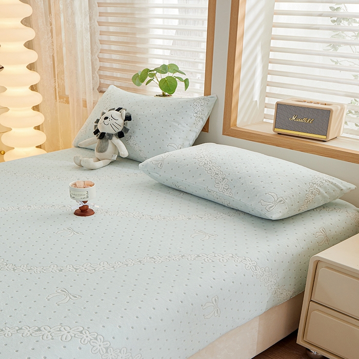 91家纺网 家纺一手货源 找家纺 楼兰公主 2025新款雕花绒床笠 蓝绒花语