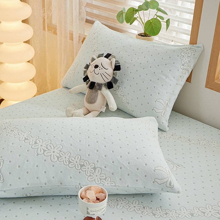 91家纺网 家纺一手货源 找家纺 楼兰公主 2025新款雕花绒床笠 蓝绒花语