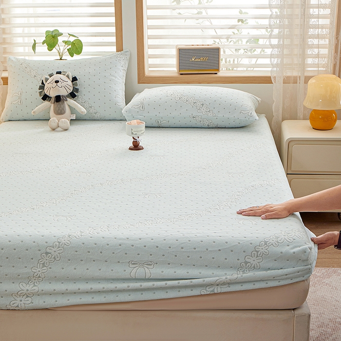 91家纺网 家纺一手货源 找家纺 楼兰公主 2025新款雕花绒床笠 蓝绒花语