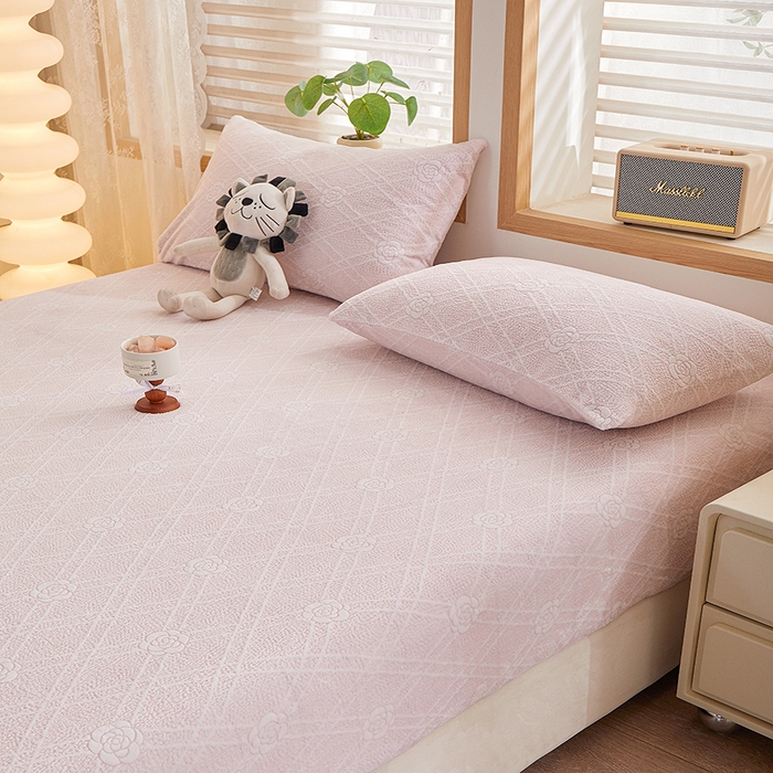 91家纺网 家纺一手货源 找家纺 楼兰公主 2025新款雕花绒床笠 蜜语蔷薇