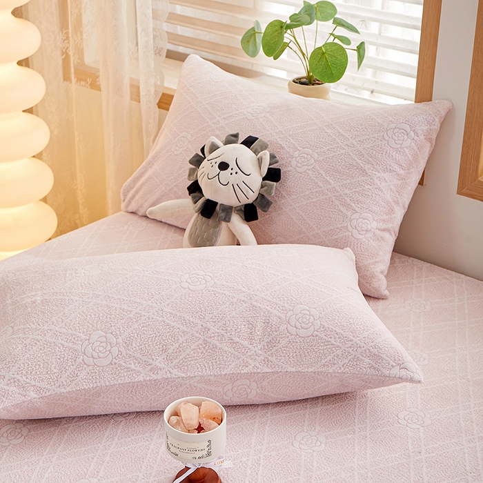 91家纺网 家纺一手货源 找家纺 楼兰公主 2025新款雕花绒床笠 蜜语蔷薇