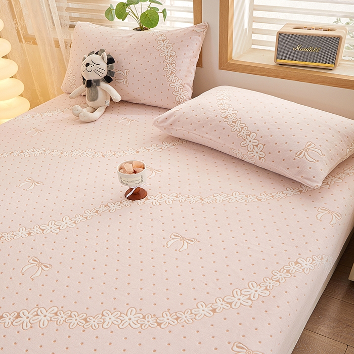 91家纺网 家纺一手货源 找家纺 楼兰公主 2025新款雕花绒床笠 浅粉绒韵