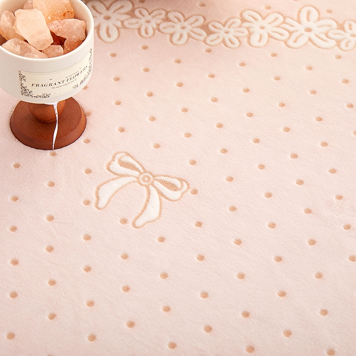 91家纺网 家纺一手货源 找家纺 楼兰公主 2025新款雕花绒床笠 浅粉绒韵