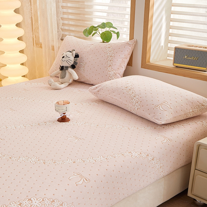 91家纺网 家纺一手货源 找家纺 楼兰公主 2025新款雕花绒床笠 浅粉绒韵