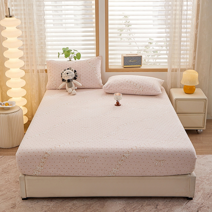 91家纺网 家纺一手货源 找家纺 楼兰公主 2025新款雕花绒床笠 浅粉绒韵