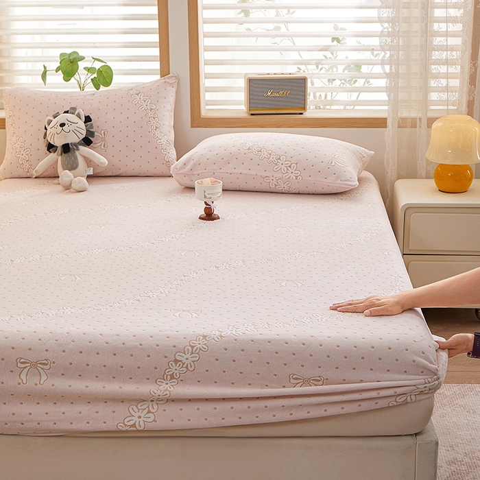 91家纺网 家纺一手货源 找家纺 楼兰公主 2025新款雕花绒床笠 浅粉绒韵